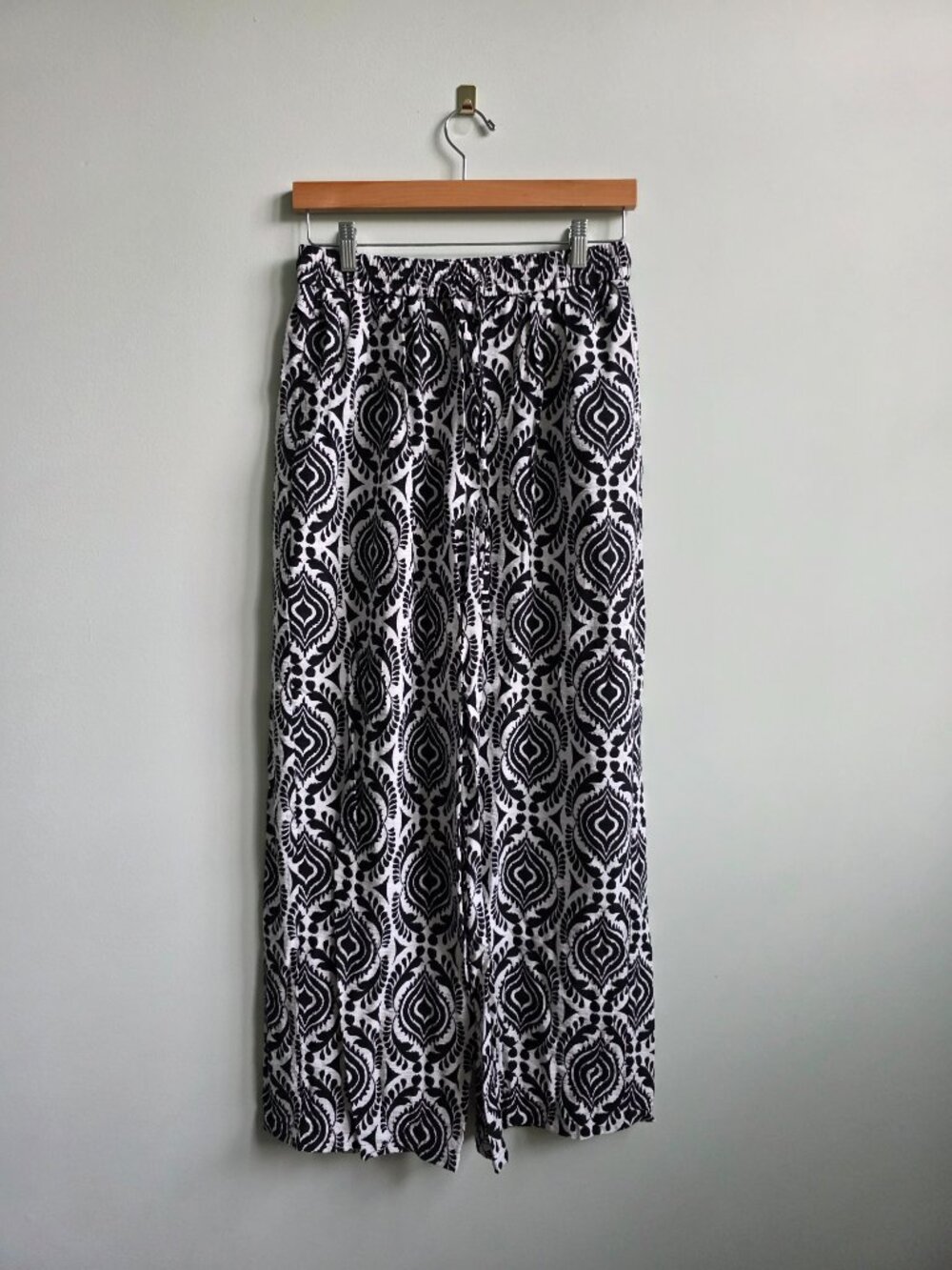 NWOT Size M Pretty Garden Black & White Floral Pattern Palazzo/Wide-Leg Pants